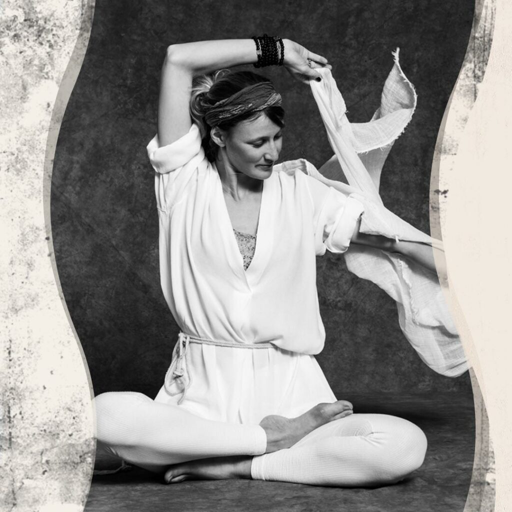 Adele Weiss certifiée par Yoga Alliance et le Kundalini Research Institute avec plus de 600h de formation cumulées.